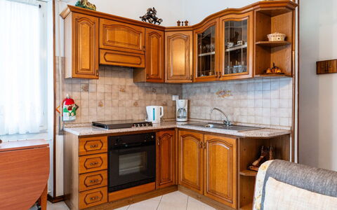 Gialla: Mobilia, Cabinetry, Cucina, Interior Design, Controsoffitto, Legna, Pavimentazione, Elettrodomestico Da Cucina, Apparecchio Major, Pavimento