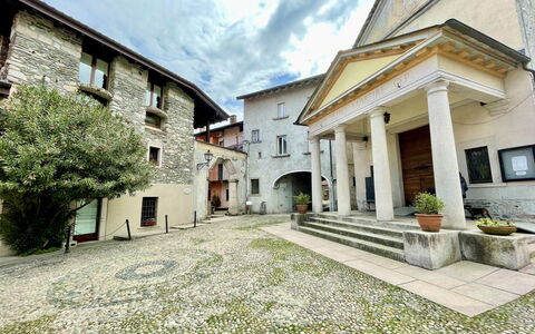 Casa del Villaggio: Pianta, Cielo, Costruzione, Giorno, Finestra, Nube, Casa, Lotto, Quartiere, Manto Stradale