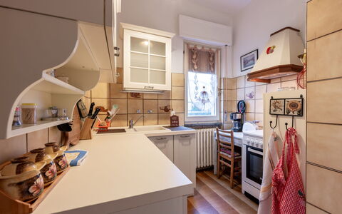 Casa dei Fiori: Cabinetry, Proprietà, Tavolo, Controsoffitto, Finestra, Sedia, Legna, Cucina, Interior Design, Scrivania