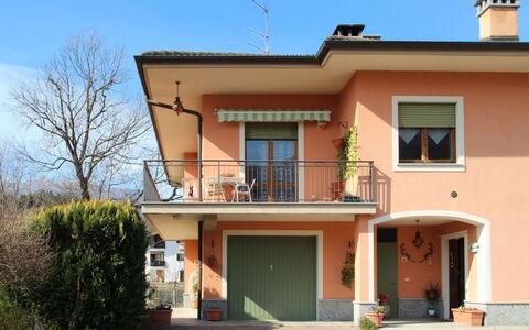 Casa dei Fiori: Pianta, Cielo, Costruzione, Finestra, Porta, Casa, Architettura, Quartiere, Zona Residenziale