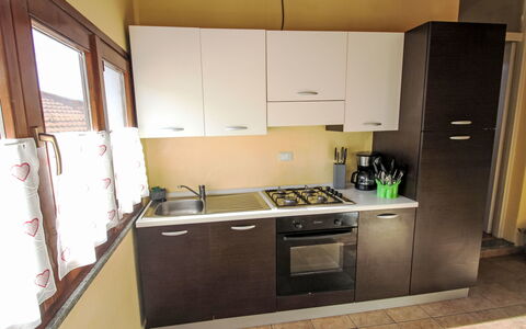 Roma: Elettrodomestico Da Cucina, Cucina, Apparecchio Major, Controsoffitto, Legna, Lavandino Della Cucina, Interior Design, Pavimentazione, Cabinetry, Stufa