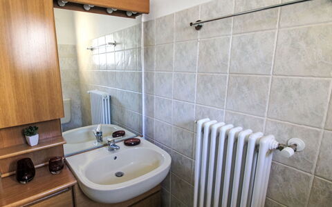 Roma: Lavandino Del Bagno, Lavello, Idraulico Fixture, Pavimentazione, Rubinetto, Pavimento, Interior Design, Bagno, Controsoffitto, Idraulico