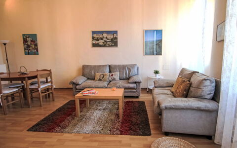Roma: Mobilia, Pavimentazione, Pavimento, Interior Design, Divano, Legna, Camera, Soggiorno, Tavolo, Pavimento In Legno