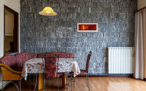 Montesole: Camera, Parete, Interior Design, Proprietà, Mobilia, Pavimento, Sfondo, Brick, Costruzione, Casa