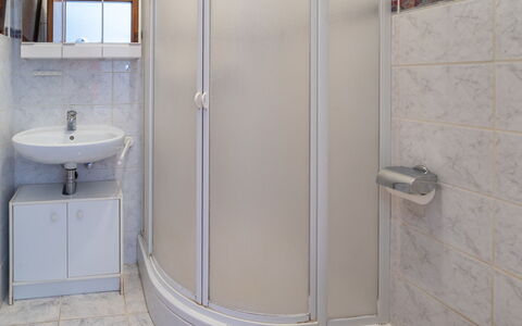 Montesole: Proprietà, Bagno, Camera, Piastrella, Idraulico Fixture, Parete, Doccia Porta, Porta, Architettura, Vasca Da Bagno