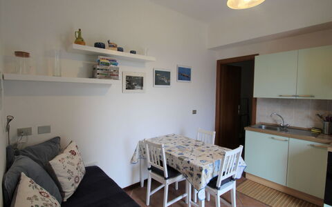 Allegra: Camera, Proprietà, Mobilia, Pavimento, Costruzione, Interior Design, Casa, Parete, Tavolo, Immobiliare