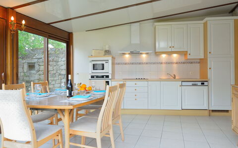 Moulin Bastard: Tavolo, Mobilia, Cabinetry, Controsoffitto, Cucina, Sedia, Legna, Interior Design, Pavimentazione, Pavimento