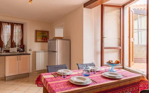 Della Nonna: Tavolo, Proprietà, Mobilia, Cabinetry, Azzurro, Illuminazione, Interior Design, Legna, Finestra, Pianta Della Casa