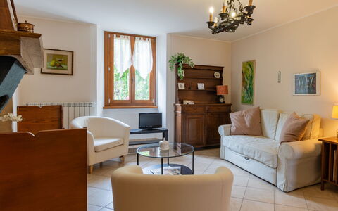 Della Nonna: Marrone, Cornice, Mobilia, Divano, Costruzione, Legna, Comfort, Illuminazione, Tavolo, Interior Design