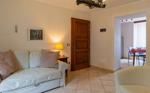 Della Nonna: Mobilia, Proprietà, Cornice, Legna, Comfort, Interior Design, Porta, Illuminazione, Tavolo, Pavimentazione