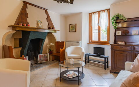 Della Nonna: Marrone, Proprietà, Mobilia, Legna, Divano, Interior Design, Illuminazione, Comfort, Pianta Della Casa, Soggiorno