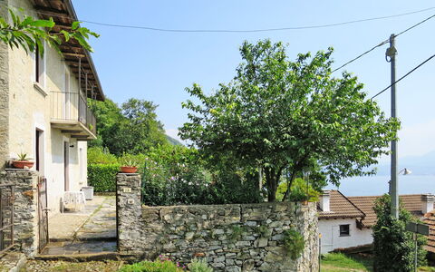 Meri: Casa, Proprietà, Parete, Albero, Cittadina, Costruzione, Zona Residenziale, Quartiere, Muro ​​Di Pietra, Villetta