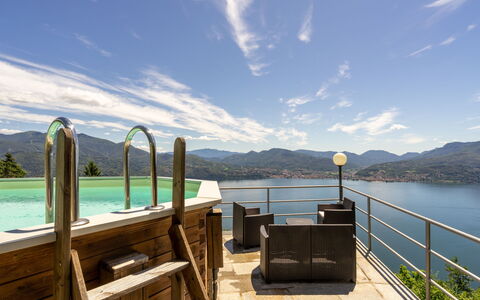 Lo Scoiattolo: Cielo, Proprietà, Lago, Azzurro, Casa, Montagna, Camera, Mare, Immobiliare, Oceano