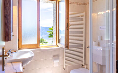 Lo Scoiattolo: Bagno, Camera, Proprietà, Costruzione, Interior Design, Porta, Architettura, Casa, Immobiliare, Idraulico Fixture