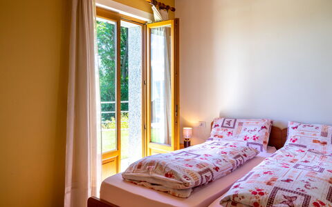 Lo Scoiattolo: Camera Da Letto, Letto, Camera, Mobilia, Proprietà, Lenzuolo, Telaio Del Letto, Interior Design, Giallo, Bedding