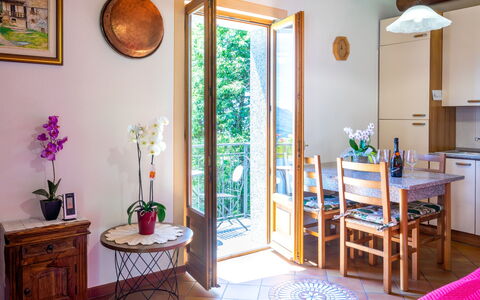 Lo Scoiattolo: Camera, Proprietà, Casa, Interior Design, Mobilia, Costruzione, Architettura, Immobiliare, Tavolo, Pavimento