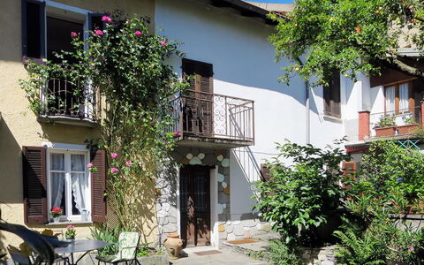 Nicol: Pianta, Costruzione, Proprietà, Finestra, Fiore, Azzurro, Vaso Di Fiori, Architettura, Quartiere