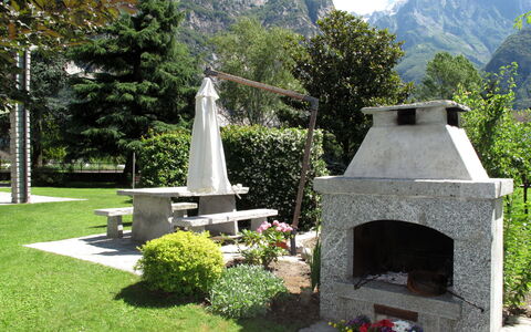 Serena (Lmz180): Cortile, Erba, Paesaggio, Landscaping, Giardino, Memoriale, Casa, Headstone, Arbusto, Cimitero