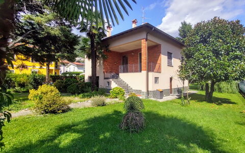Giardino: Pianta, Cielo, Nube, Costruzione, Foglia, Albero, Finestra, Lotto, Erba, Casa
