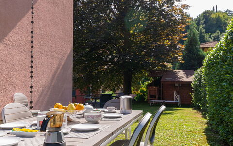 Vittoria: Proprietà, Giallo, Parete, Casa, Tavolo, Erba, Immobiliare, Giardino, Albero, Casa