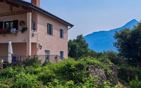Ruscello: Cielo, Pianta, Proprietà, Costruzione, Finestra, Vegetazione, Casa, Albero, Montagna, Erba