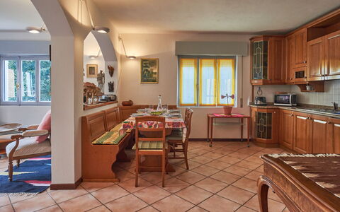 Ruscello: Mobilia, Tavolo, Legna, Architettura, Interior Design, Finestra, Pavimento, Cabinetry, Pavimentazione, Cucina