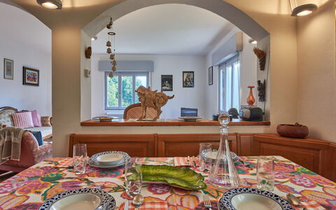 Ruscello: Tavolo, Mobilia, Tavola, Proprietà, Cornice, Decorazione, Finestra, Sedia, Costruzione, Pianta Della Casa