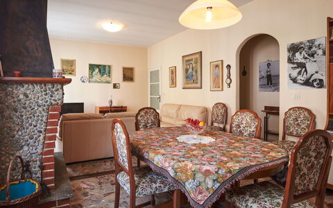 Bianca: Tavolo, Mobilia, Proprietà, Sedia, Legna, Costruzione, Illuminazione, Interior Design, Cucina & Sala Da Pranzo Tavolo, Architettura