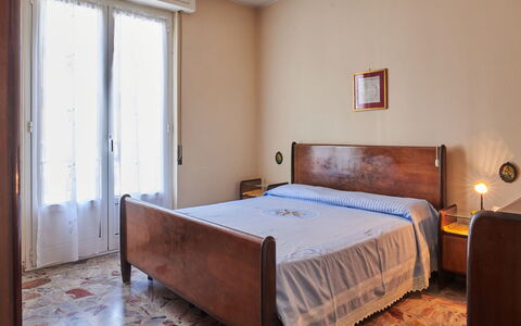 Bianca: Mobilia, Costruzione, Comfort, Azzurro, Finestra, Legna, Shade, Interior Design, Pavimento