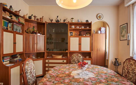Bianca: Cabinetry, Mobilia, Proprietà, Cornice, Legna, Cassetto, Interior Design, Tavolo, Decorazione, Pavimento