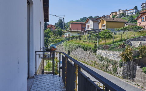 Bianca: Pianta, Cielo, Costruzione, Proprietà, Finestra, Azzurro, Manto Stradale, Recinzione, Casa, Urban Design