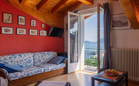 Serenella: Proprietà, Mobilia, Tavolo, Comfort, Legna, Costruzione, Interior Design, Architettura, Finestra, Shade