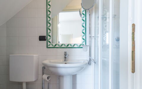 Gabriella: Specchio, Rubinetto, Lavello, Lavandino Del Bagno, Idraulico Fixture, Proprietà, Viola, Bagno, Interior Design