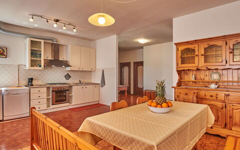 Simoni (Gla107): Mobilia, Cabinetry, Tavolo, Proprietà, Controsoffitto, Costruzione, Legna, Comfort, Cassetto, Illuminazione