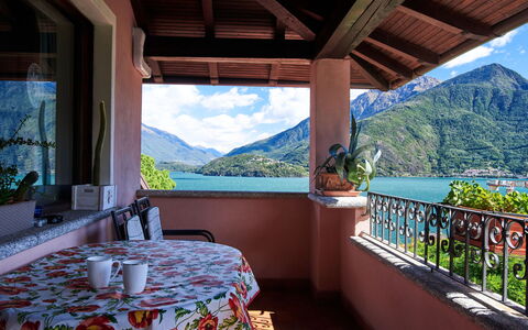 Terrazzo Fiorito: Pianta, Proprietà, Cielo, Azzurro, Tavolo, Montagna, Shade, Costruzione, Interior Design, Albero