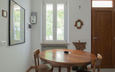 La Coccinella: Camera, Proprietà, Mobilia, Interior Design, Tavolo, Costruzione, Pavimento, Casa, Finestra, Illuminazione Diurna