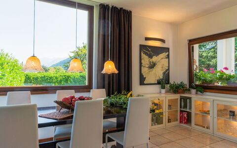 Candida: Pianta, Mobilia, Finestra, Pianta Della Casa, Tavolo, Fiore, Sedia, Legna, Soggiorno, Interior Design