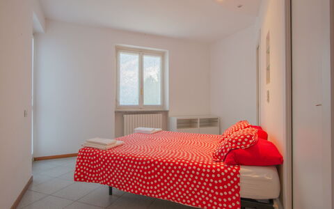 Gaia: Camera Da Letto, Mobilia, Camera, Letto, Proprietà, Rosso, Lenzuolo, Telaio Del Letto, Interior Design, Pavimento