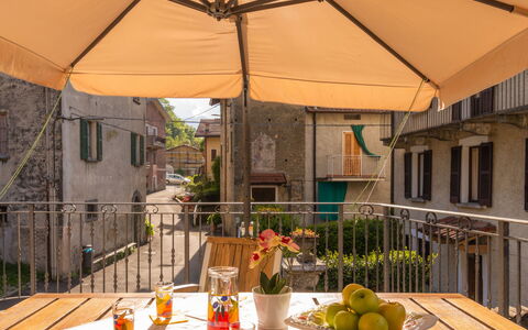 Rosa (Vna205): Cibo, Tavolo, Pianta, Costruzione, Vaso Di Fiori, Tavola, Pianta Della Casa, Sedia, Shade, Interior Design