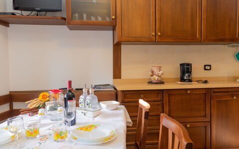 Rosa (Vna205): Tavolo, Tavola, Cabinetry, Proprietà, Mobilia, Bottiglia, Controsoffitto, Dishware, Cibo, Sedia