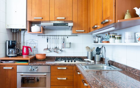 Stefania (Vna370): Controsoffitto, Cabinetry, Proprietà, Cucina Stufa, Cucina, Elettrodomestico Da Cucina, Lavello, Legna, Lavandino Della Cucina, Illuminazione