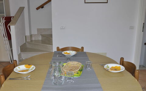 Belvedere: Cibo, Tavola, Tavolo, Mobilia, Dishware, Piatto, Sedia, Serveware, Interior Design, Cornice