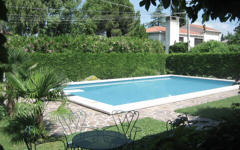 Serena: Acqua, Pianta, Piscina, Cielo, Rettangolo, Shade, Albero, Erba, Mobili Da Esterno, Costruzione
