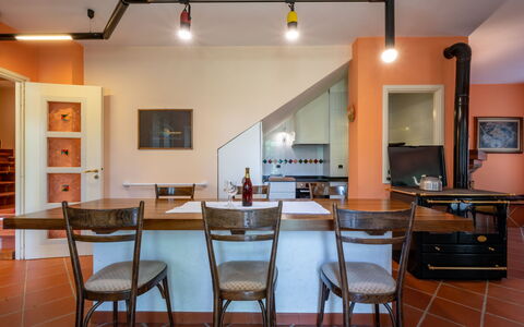 Cascina Calore: Mobilia, Proprietà, Sedia, Tavolo, Legna, Interior Design, Pavimento, Pavimentazione, Costruzione, Cucina