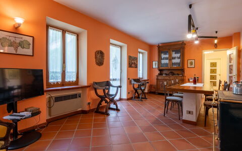 Cascina Calore: Cornice, Tavolo, Mobilia, Scrivania, Illuminazione, Pianta Della Casa, Legna, Cabinetry, Interior Design, Soggiorno