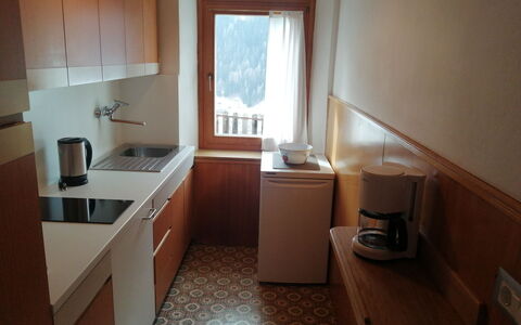 Mastle: Cabinetry, Finestra, Lavandino Della Cucina, Controsoffitto, Legna, Interior Design, Cucina, Lavello, Costruzione, Pavimento