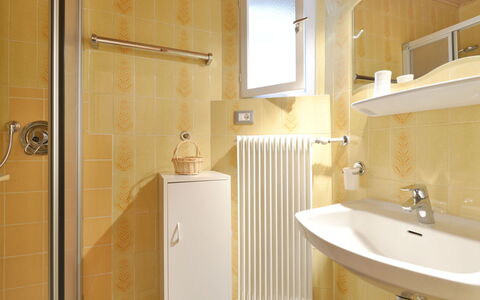 Mastle: Bagno, Camera, Proprietà, Mobiletto Del Bagno, Rubinetto, Bagno Accessorio, Interior Design, Piastrella, Idraulico Fixture, Architettura