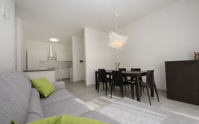 Casa Sandra 643.1: Tavolo, Proprietà, Mobilia, Costruzione, Sedia, Comfort, Casa, Interior Design, Pavimentazione, Soggiorno
