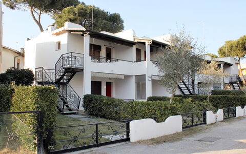 Villa Fausta: Cielo, Pianta, Finestra, Costruzione, Albero, Urban Design, Quartiere, Zona Residenziale, Facciata, Immobiliare