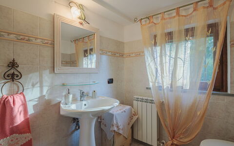 Grande Quercia: Specchio, Idraulico Fixture, Rubinetto, Proprietà, Lavello, Lavandino Del Bagno, Bagno, Mobiletto Del Bagno, Legna, Interior Design